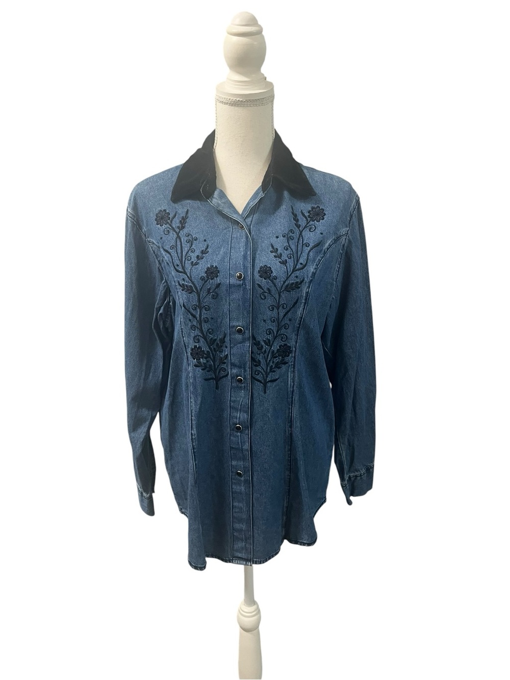 Sun River Blue Denim Floral Embroidered Black Velvet Collar Fitted Shirt Medium